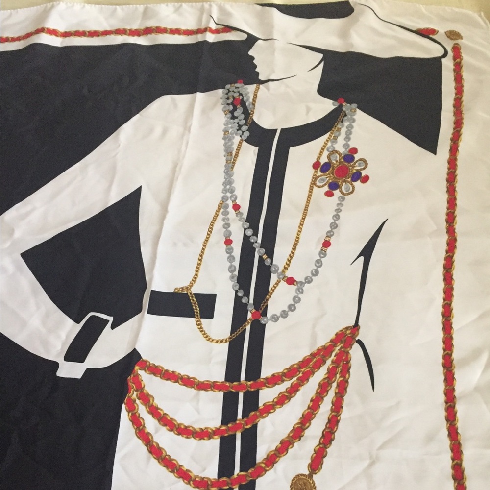 🆕 Laura Winston “Medallion “ gorgeous Long Scarf